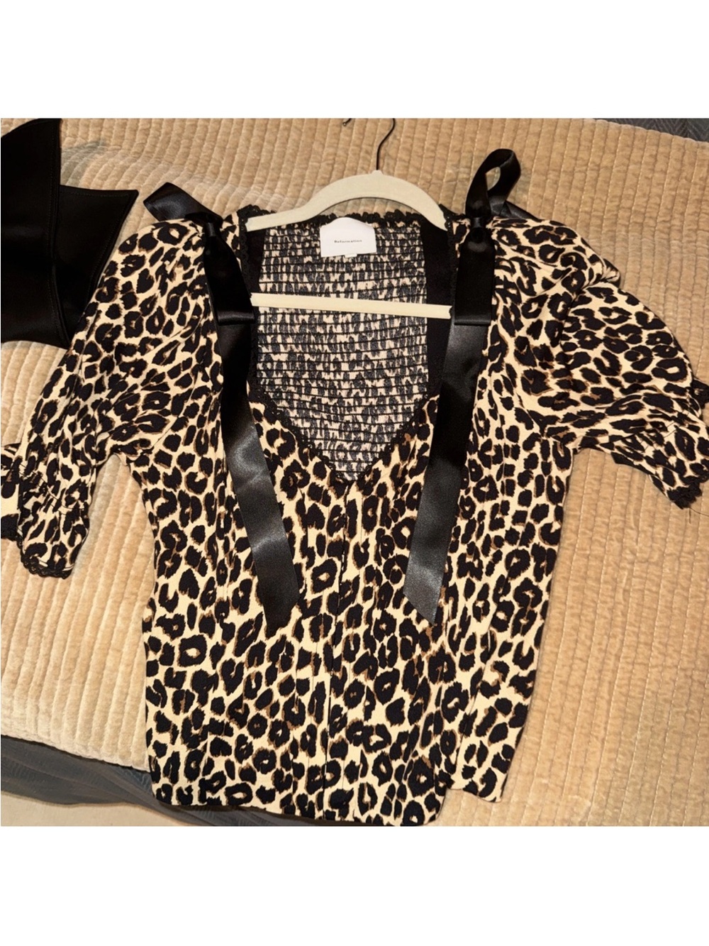 Reformation Inara Satin Bow Top Women’s size 8 Smocked Fitted leopard